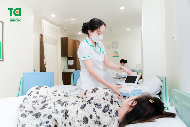 Ảnh Gia đình cầu thủ Lê Thanh Bình khám thai tại TCI