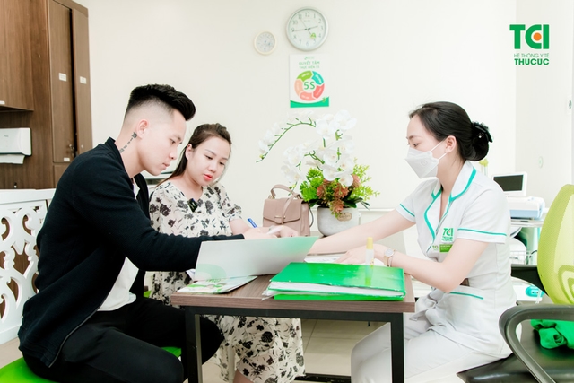 Ảnh Gia đình cầu thủ Lê Thanh Bình khám thai tại TCI