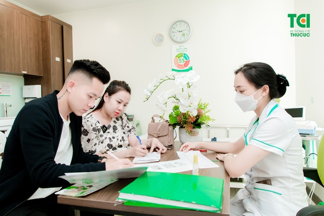 Ảnh Gia đình cầu thủ Lê Thanh Bình khám thai tại TCI