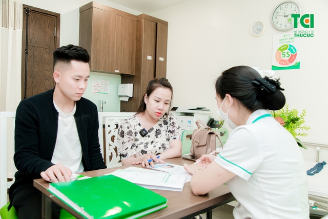 Ảnh Gia đình cầu thủ Lê Thanh Bình khám thai tại TCI