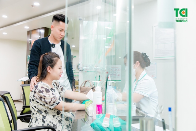 Ảnh Gia đình cầu thủ Lê Thanh Bình khám thai tại TCI