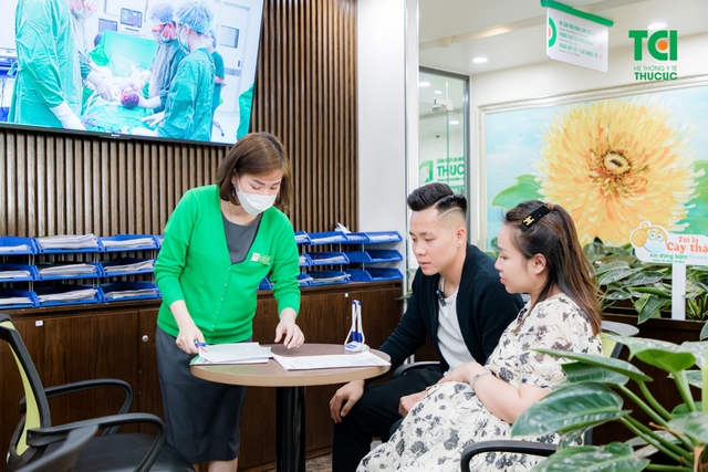 Ảnh Gia đình cầu thủ Lê Thanh Bình khám thai tại TCI