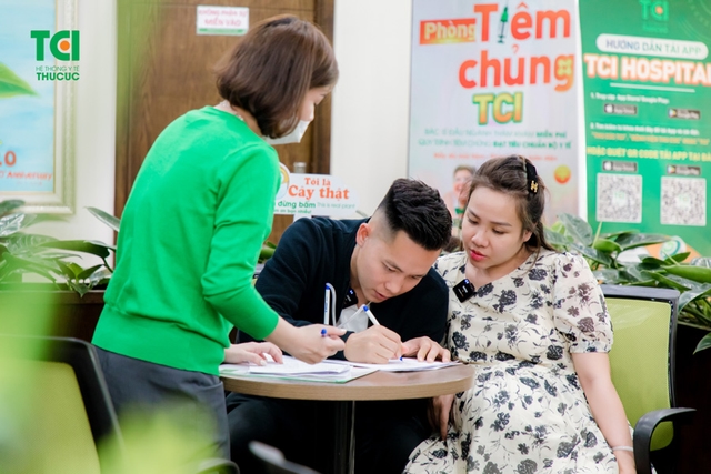 Ảnh Gia đình cầu thủ Lê Thanh Bình khám thai tại TCI