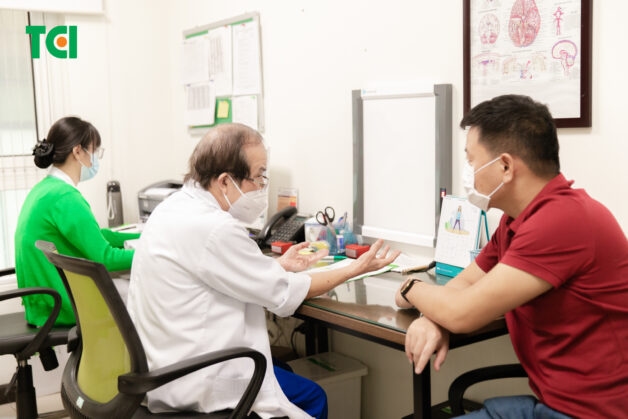 Cần thăm khám để được bác sĩ tư vấn cách dùng thuốc, sinh hoạt và tập luyện phù hợp, ngăn biến chứng