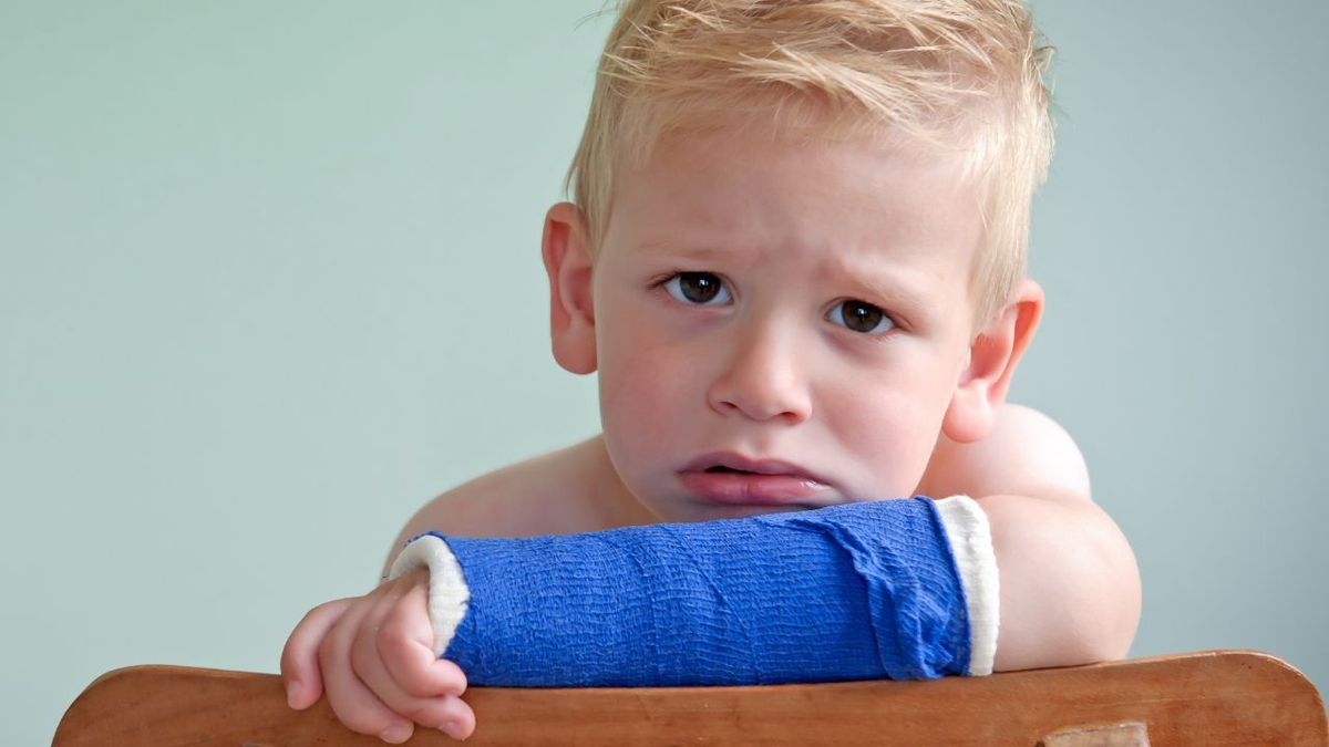 Nguyên nhân và cách điều trị gãy xương cánh tay ở trẻ em