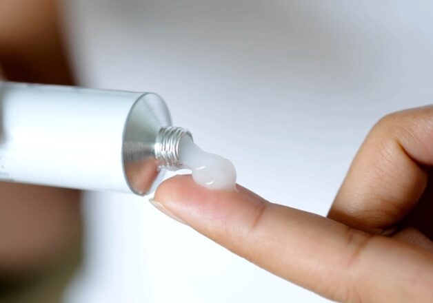 Bố mẹ tuyệt đối không dùng thuốc kháng viêm chứa corticoid để điều trị tay chân miệng cho trẻ.