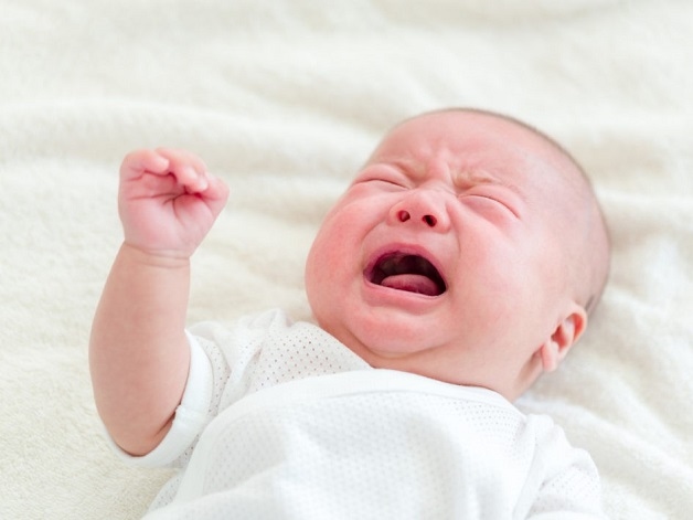 Sau tiêm vắc xin 6 trong 1 trẻ có thể quấy khóc, sốt trong vòng 2 ngày rồi tự khỏi