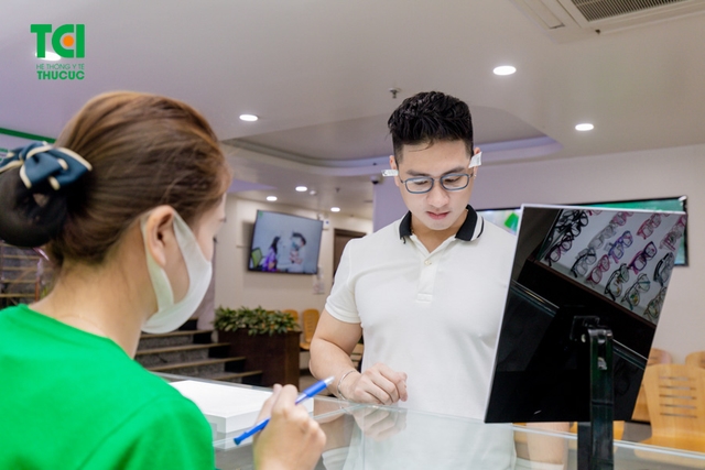 Ảnh khách hàng Nguyễn Duy Đức cắt kính tại Thu Cúc TCI