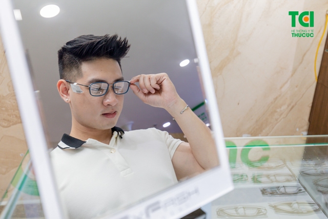 Ảnh khách hàng Nguyễn Duy Đức cắt kính tại Thu Cúc TCI