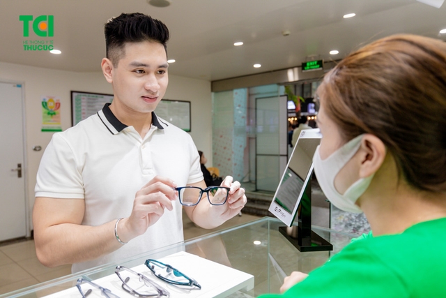Ảnh khách hàng Nguyễn Duy Đức cắt kính tại Thu Cúc TCI