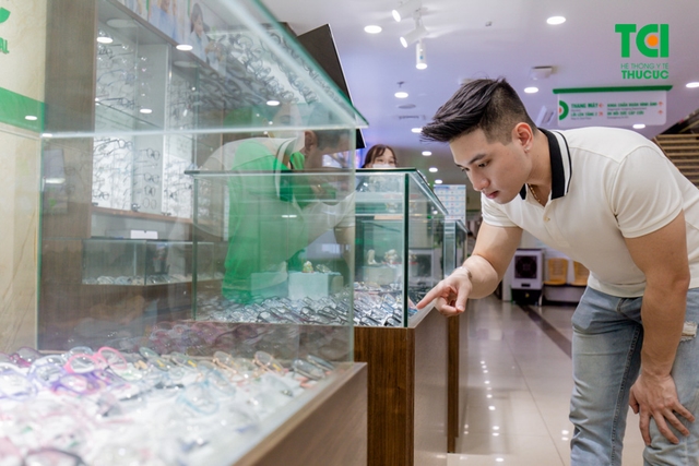 Ảnh khách hàng Nguyễn Duy Đức cắt kính tại Thu Cúc TCI