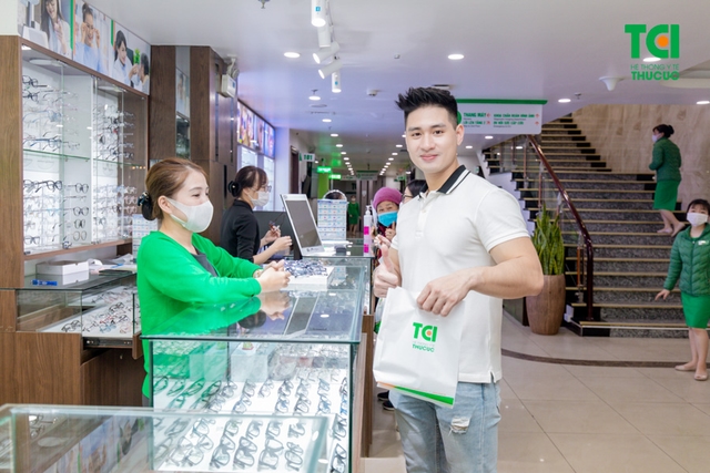 Ảnh khách hàng Nguyễn Duy Đức cắt kính tại Thu Cúc TCI