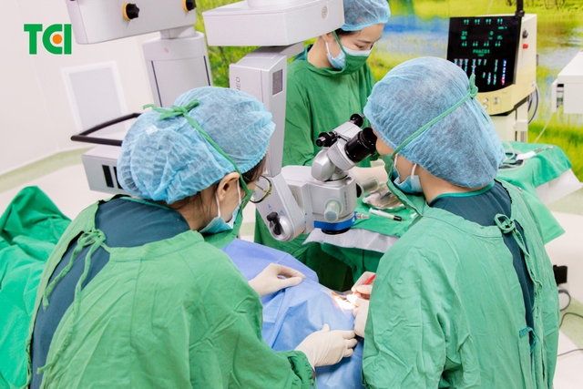 Ảnh mổ Phaco bác Hoàng Đức Thùy 82 tuổi