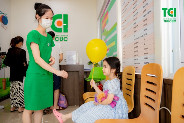 Ảnh tiêm chủng bé Diệu Anh