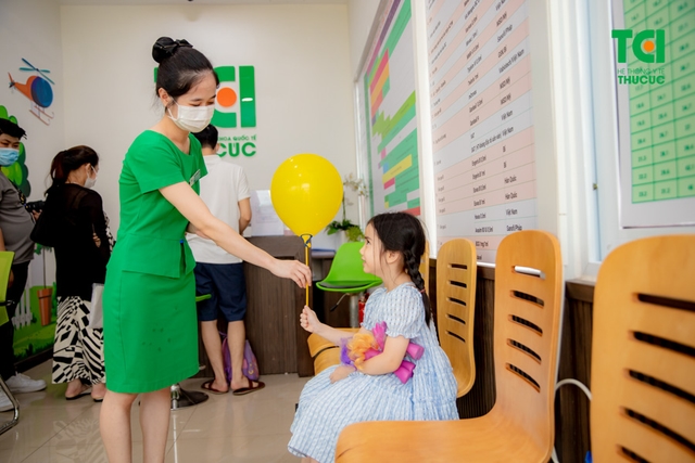 Ảnh tiêm chủng bé Diệu Anh