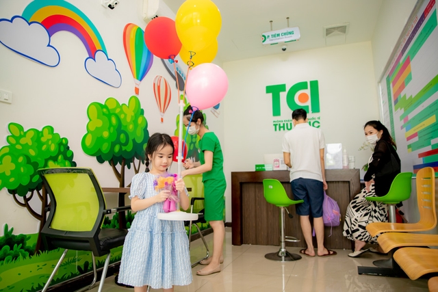 Ảnh tiêm chủng bé Diệu Anh