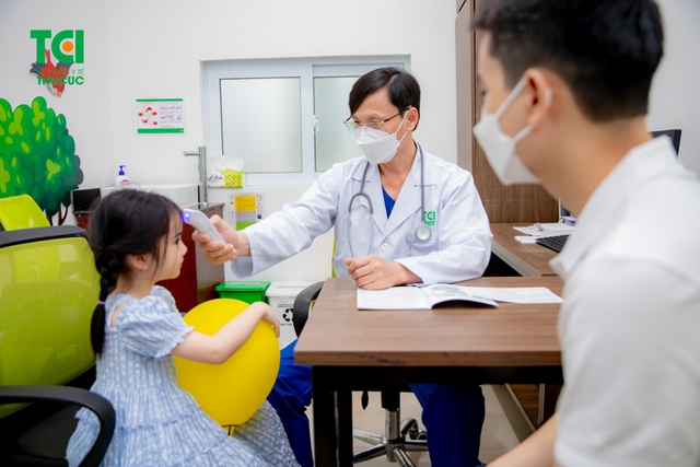 Ảnh tiêm chủng bé Diệu Anh