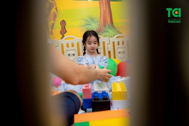 Ảnh tiêm chủng bé Diệu Anh