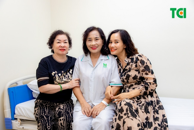 Ảnh khách hàng Nguyễn Thị Hằng phẫu thuật Phaco tại Thu Cúc TCI