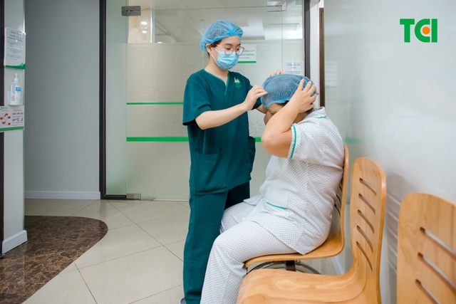 Ảnh mổ Phaco lấy lại thị lực cho bác Trần Thị Kim Cúc tại Thu Cúc TCI