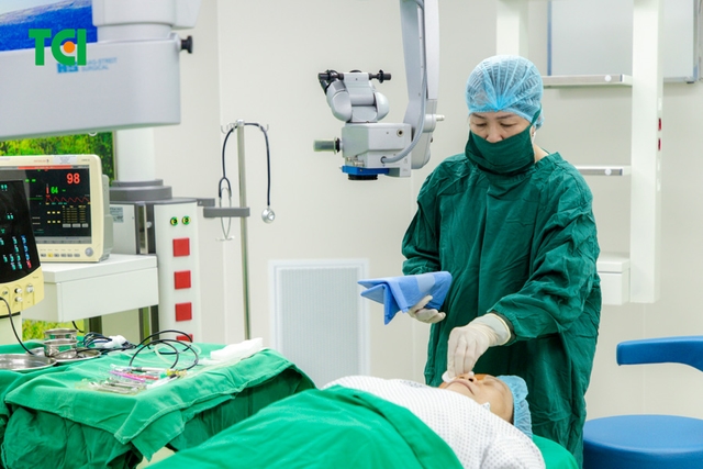 Ảnh mổ Phaco lấy lại thị lực cho bác Trần Thị Kim Cúc tại Thu Cúc TCI