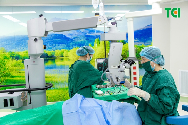 Ảnh mổ Phaco lấy lại thị lực cho bác Trần Thị Kim Cúc tại Thu Cúc TCI