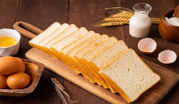 Ăn chút bánh mì hoặc thức ăn khô