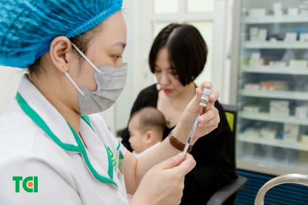 Tiêm mũi mô cầu BC cho trẻ để bảo vệ trẻ khỏi bệnh tật.