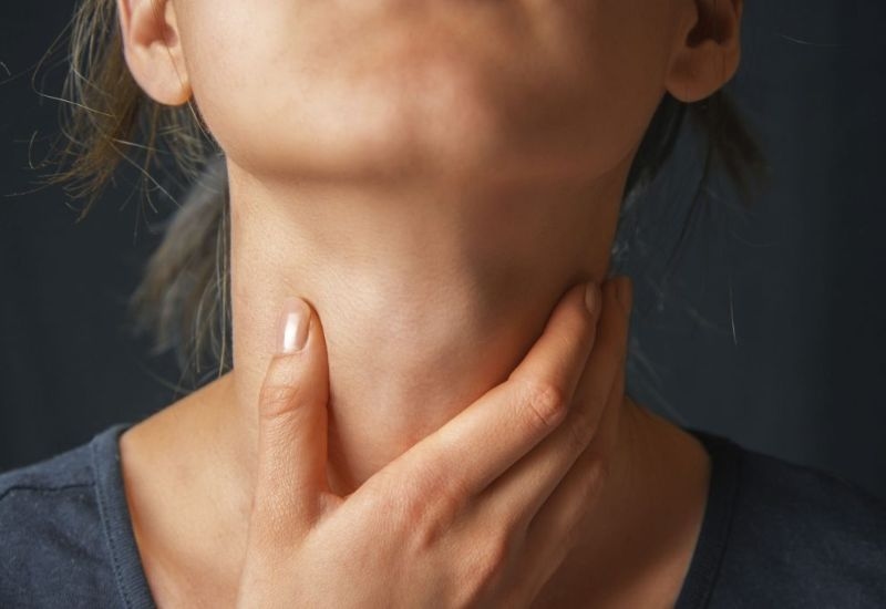 Mỗi đợt tái phát Amidan quá phát độ 4, người bệnh có thể gặp nhiều triệu chứng vô cùng khó chịu như sốt cao, đau đầu, đau tai, đau họng, sưng họng, khó nuốt, hôi miệng, ngủ ngáy…