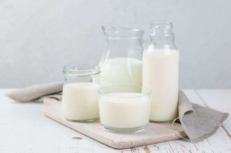 Sữa và sản phẩm từ sữa là những nguồn thực phẩm giàu canxi cho người lớn