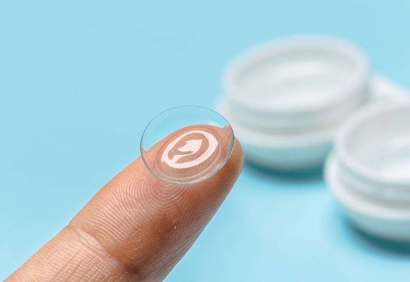 Đau mắt đỏ có thể phát sinh khi kết mạc tiếp xúc với các dị vật như kính áp tròng, nhãn cầu giả… 