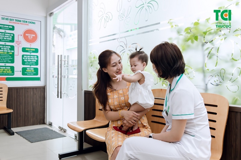 Sau tiêm bố mẹ cần theo dõi tiêm chủng cho bé tại cơ sở tiêm chủng ít nhất 30 phút