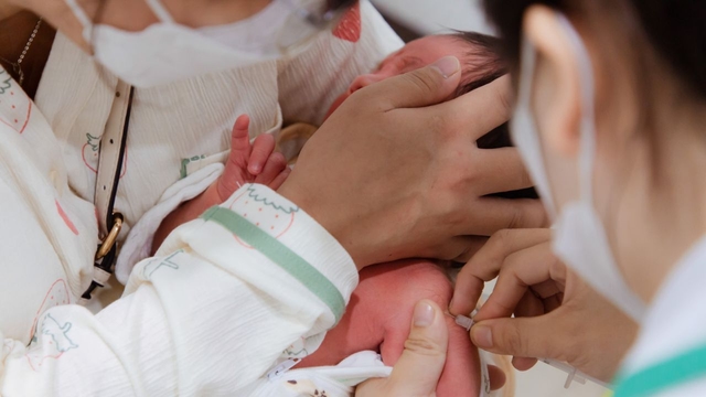 Thời gian tiêm chủng cho trẻ sơ sinh cần phải tuân thủ đúng