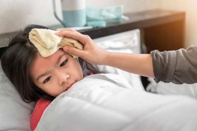Chườm khăn là cách giảm sốt hiệu quả cho trẻ