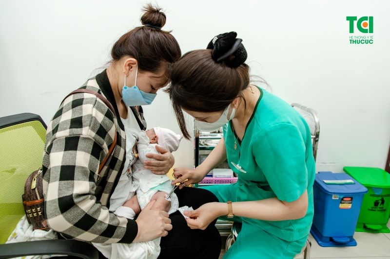 Có rất nhiều lợi ích khi mang trẻ đi tiêm phòng.
