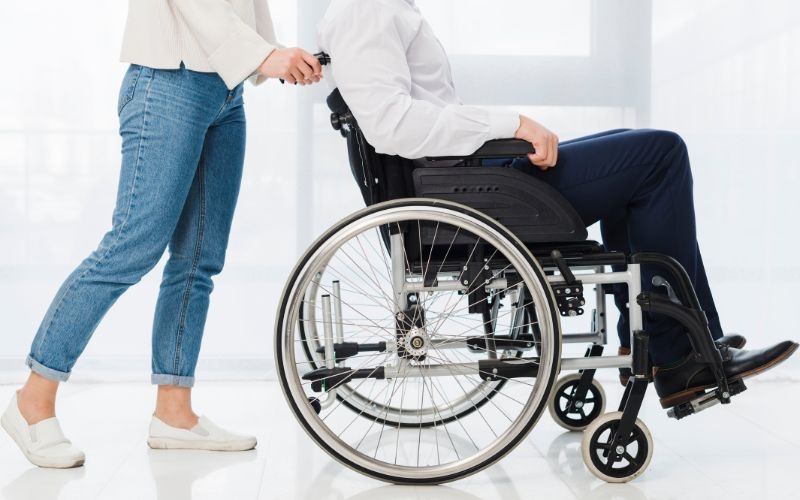 Người trải qua bệnh nhồi máu não còn gặp phải biến chứng gây hạn chế vận động.