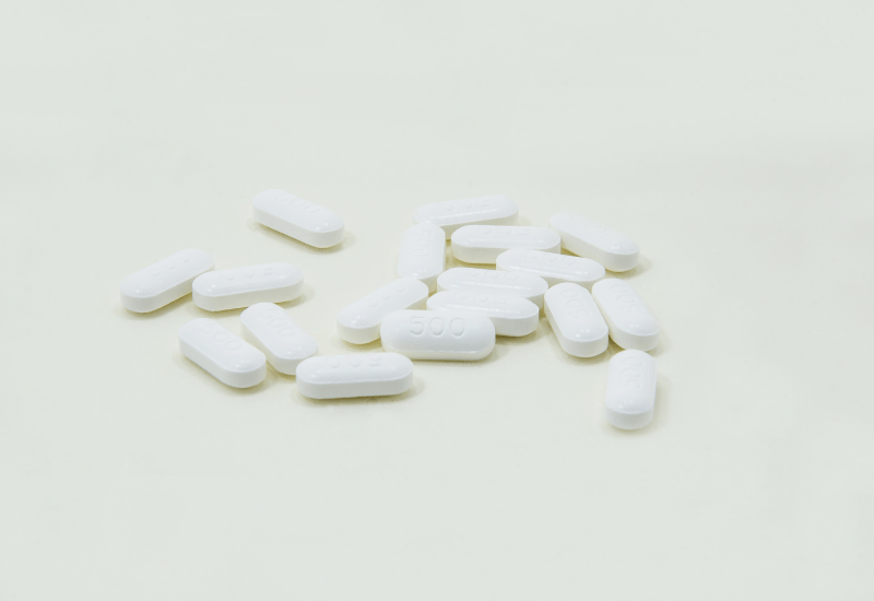 Sử dụng thuốc hạ sốt paracetamol đơn chất, liều lượng 10 - 15mg/kg/lần, mỗi lần cách nhau 4 - 6 giờ, một ngày không quá 4 lần để hạ sốt.