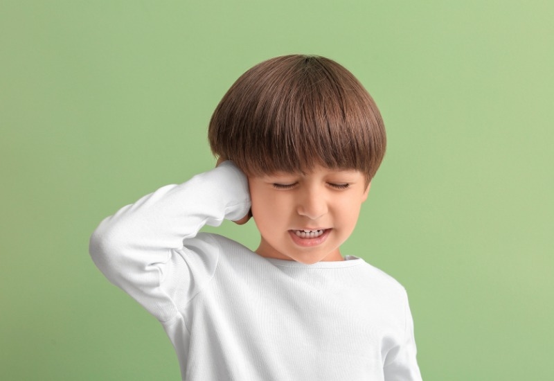 Đau tai là triệu chứng viêm tai giữa phổ biến nhất. 