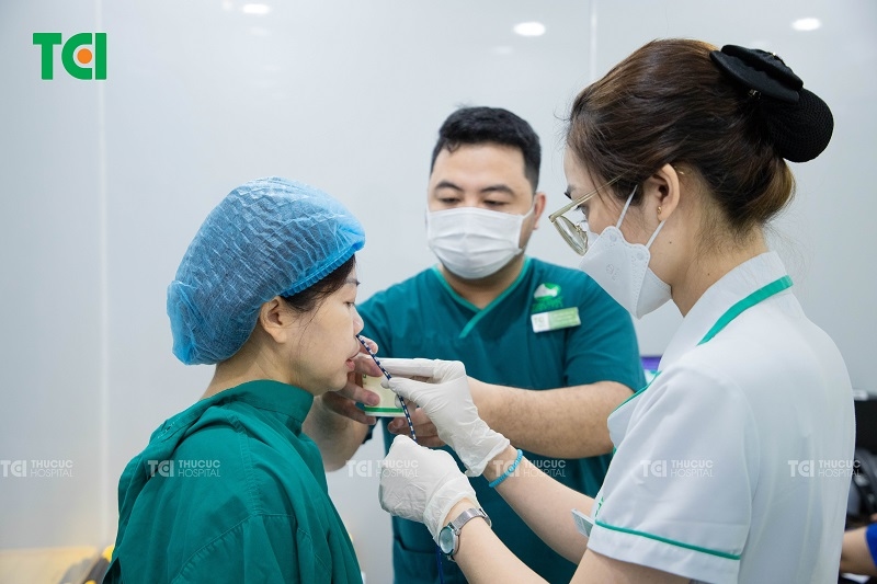 Ở phương pháp đo HRM, một ống nhỏ sẽ được đưa qua mũi xuống thực quản của bệnh nhân và ghi lại áp lực thực quản qua các nhịp nuốt.