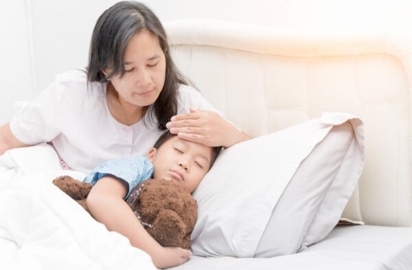 mũi tiêm 18 tháng có sốt không