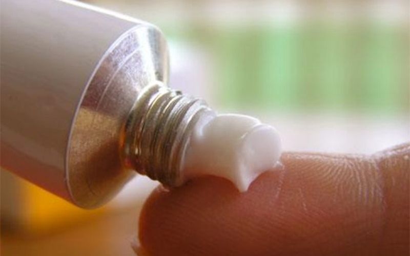 Cần thoa thuốc theo đúng liều lượng