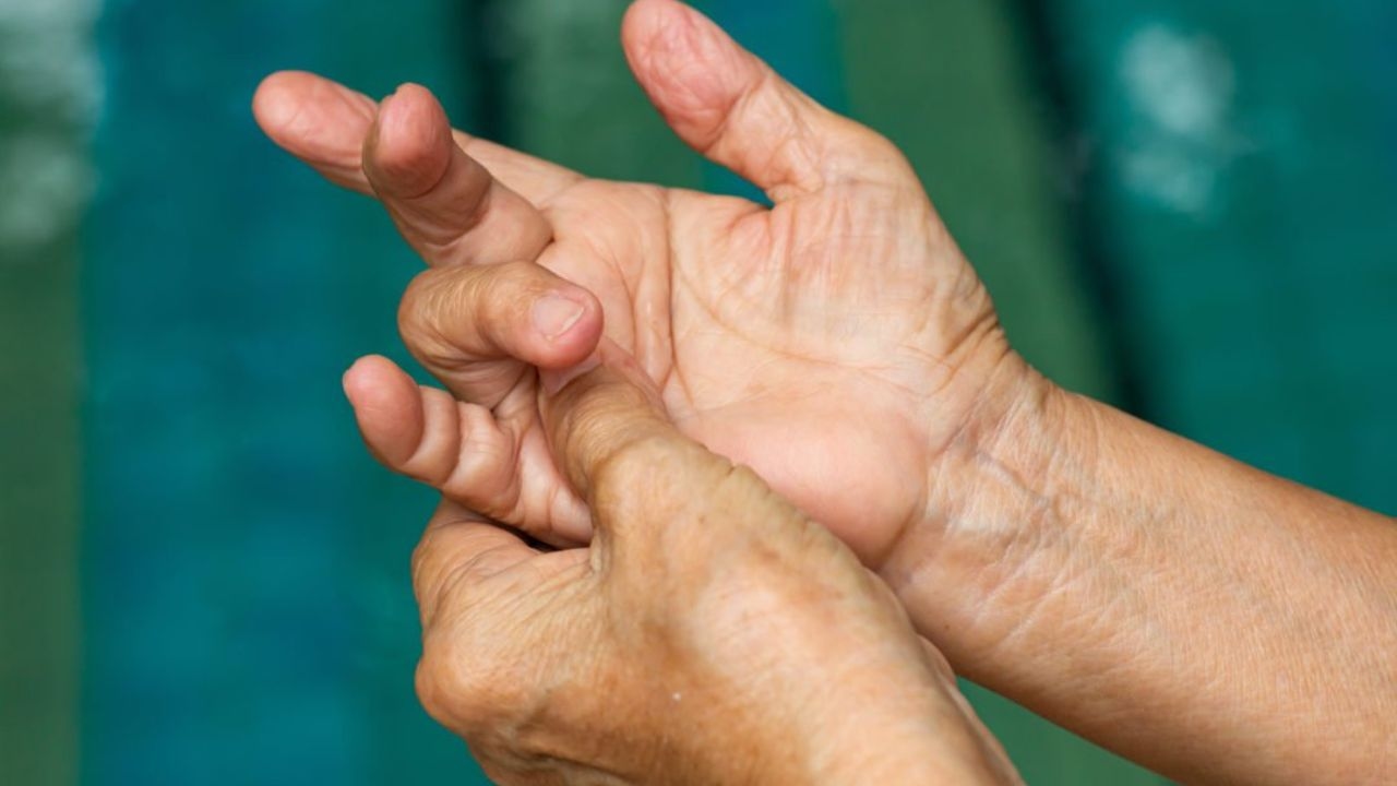Triệu chứng và phương pháp phẫu thuật ngón tay lò xo