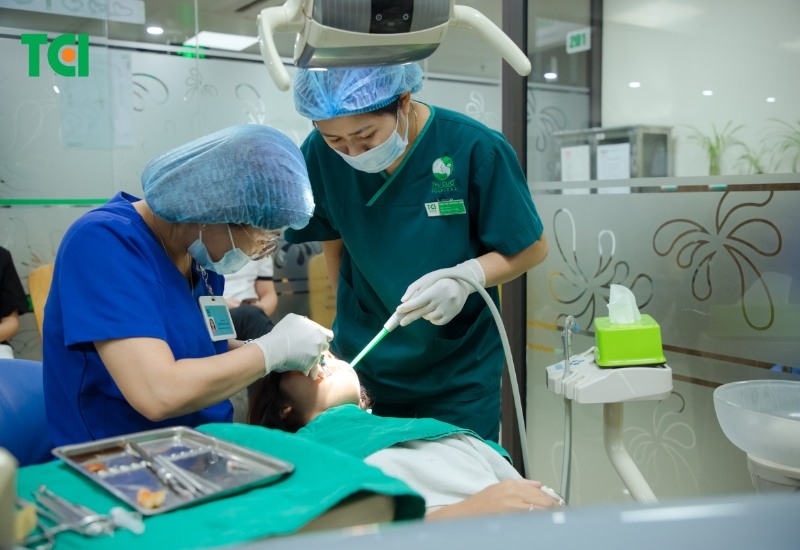 Trám răng là phương pháp điều trị sơ cấp cho sâu răng.