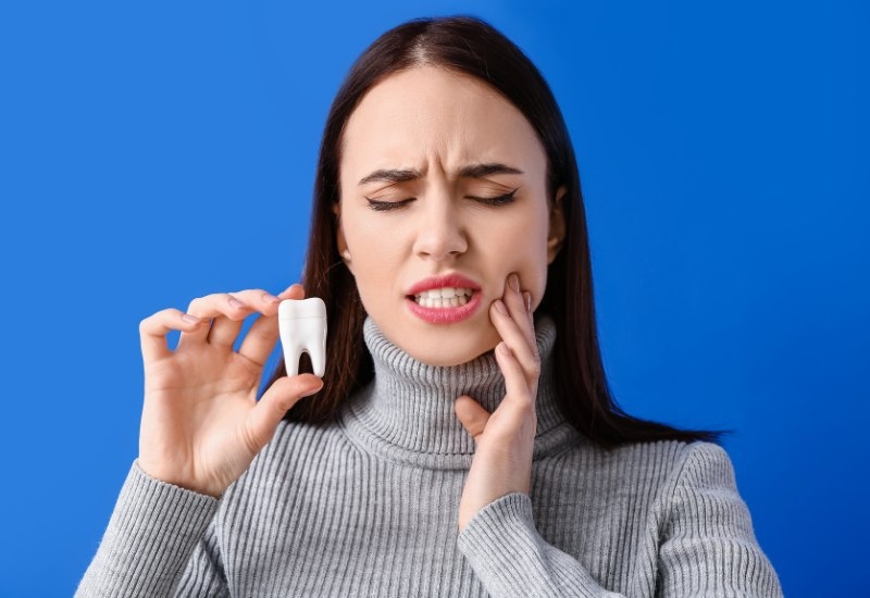 Có cách làm cho răng sâu tự rụng không?