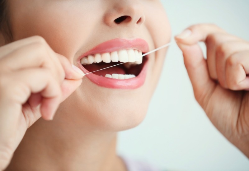 Sai lầm trong chăm sóc răng miệng bằng chỉ nha khoa