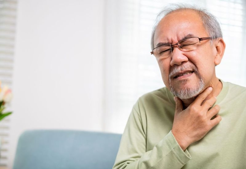Triệu chứng tức ngực, nuốt nghẹn và bệnh lý tim mạch
