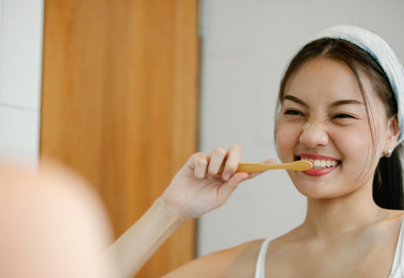Vệ sinh răng miệng bằng bàn chải và kem đánh răng từ 2 - 3 lần một ngày, sau khi ăn ít nhất nửa giờ. 