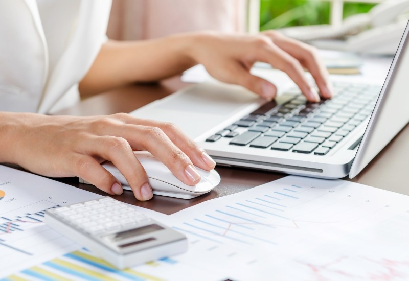 Lớp phủ đặc biệt trên bề mặt tròng kính cận chứa các thành phần hóa học có khả năng hấp thụ ánh sáng ở dải bước sóng xanh, ngăn chặn chúng trước khi chúng đến được mắt người sử dụng.