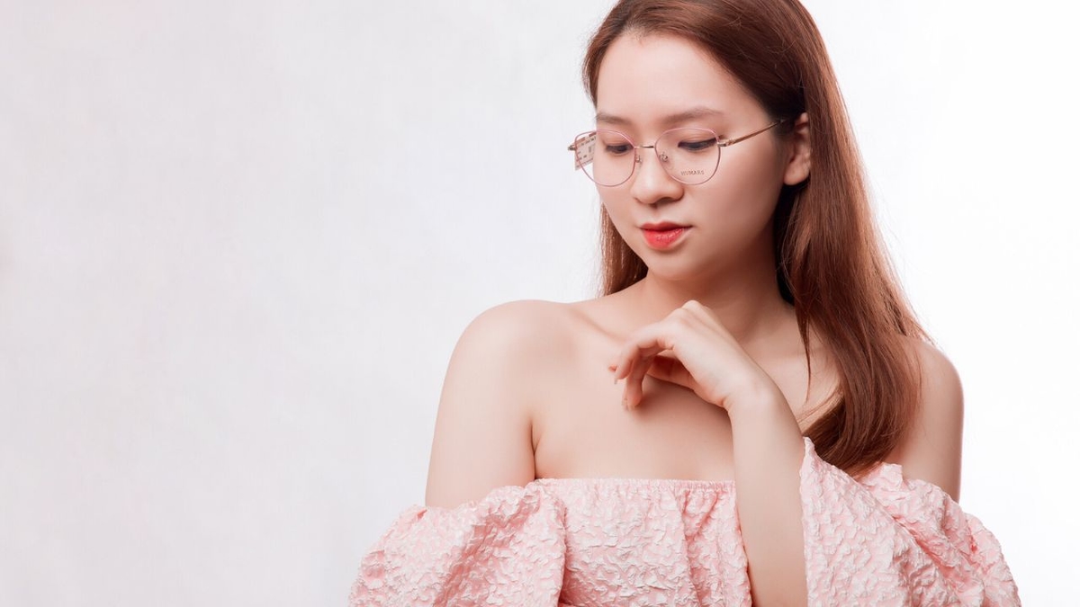 Tròng kính cận đổi màu Hàn Quốc: Bật mí 1 thương hiệu đẳng cấp