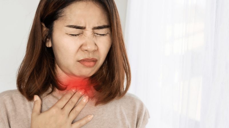 Rát họng nuốt vướng là tình trạng gì?
